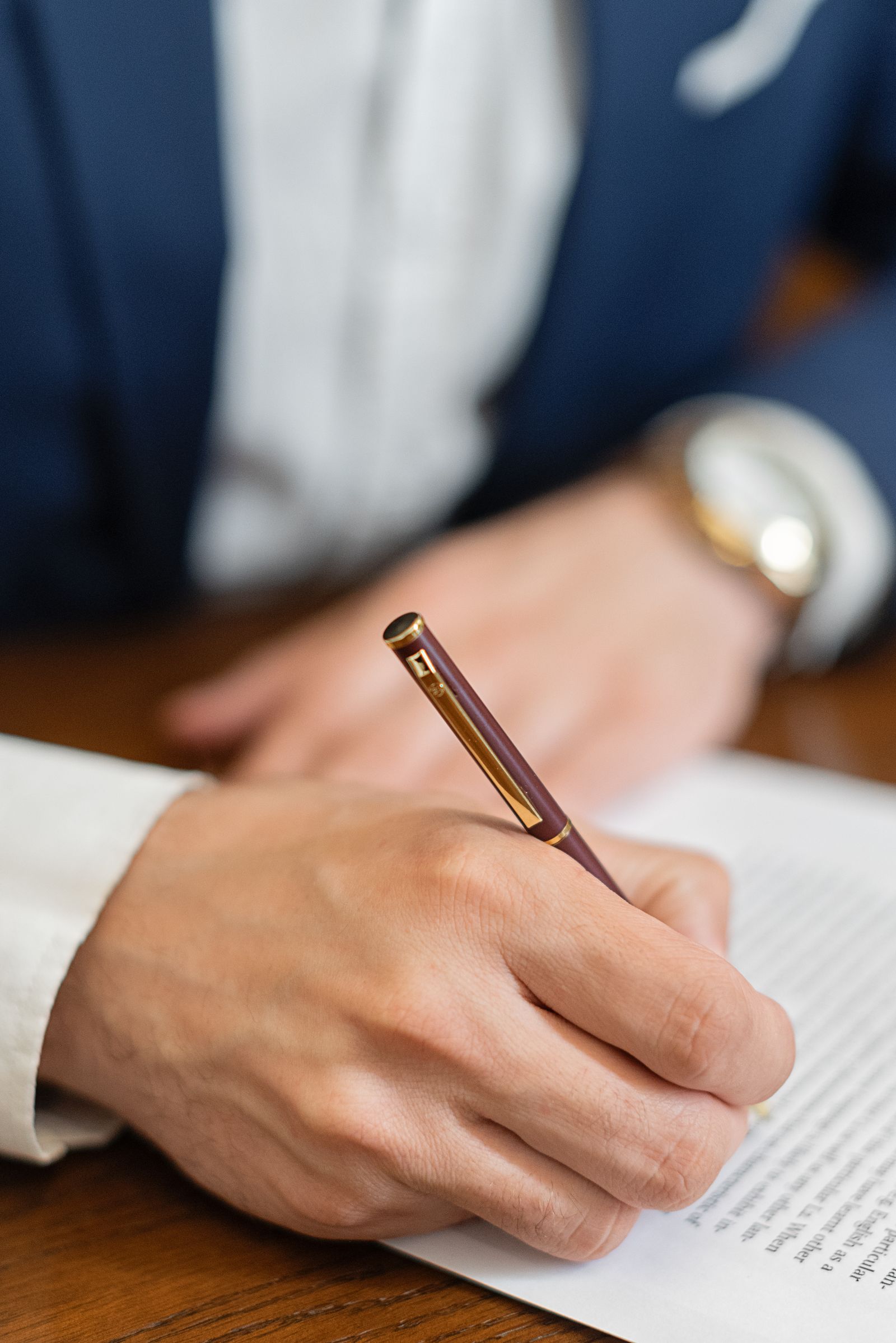 Main d’un dirigeant qui signe un contrat de vente