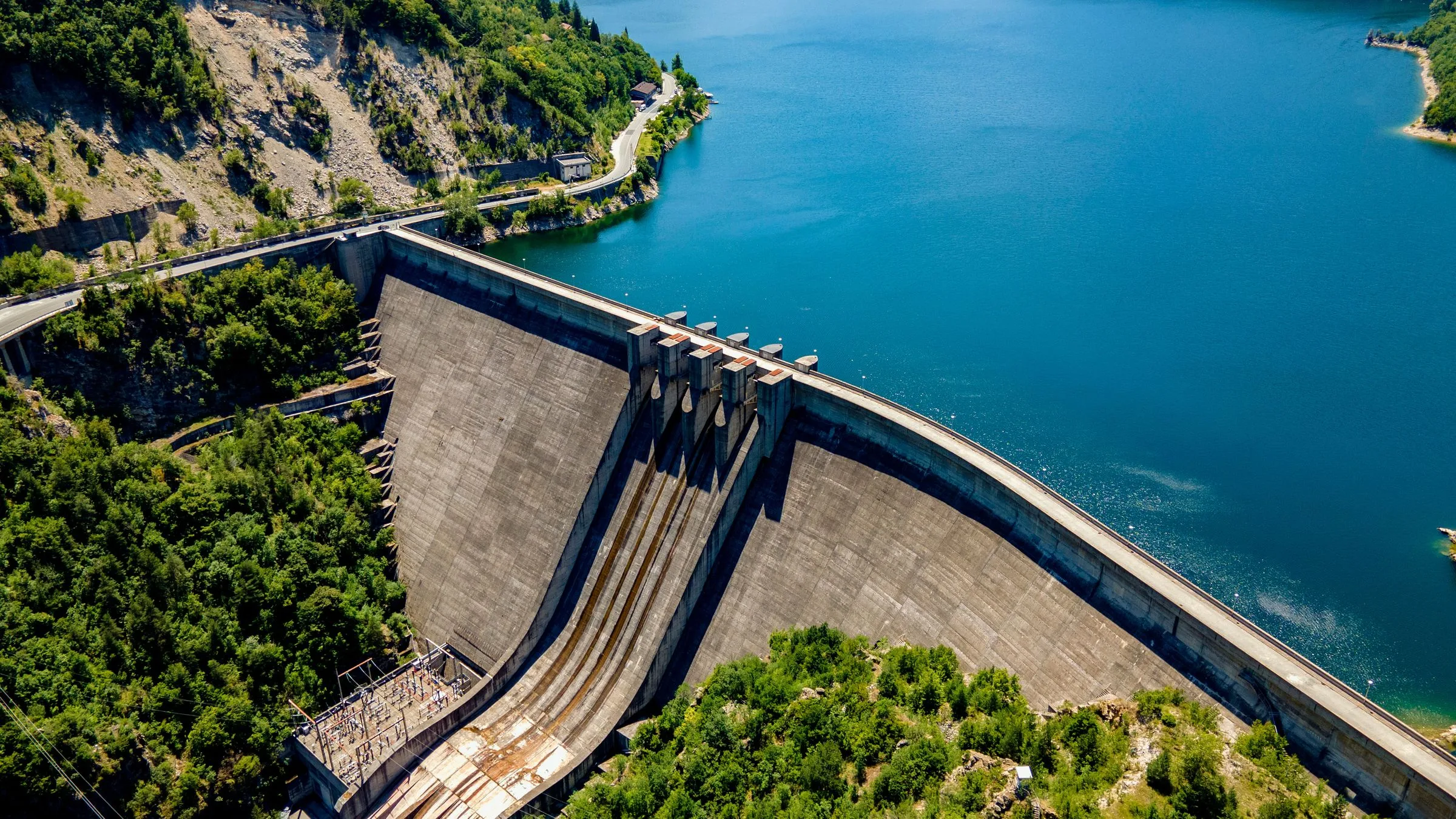 Barrage vu du ciel entre un lac en hauteur et la vallée en contrebas, image de l’avantage fiscal du PER qui tient à un écart de niveaux