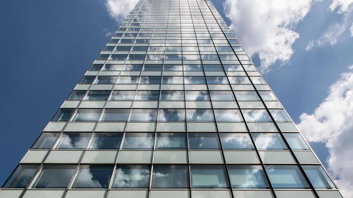 Classement SCPI : façade de verre d'un immeuble de bureaux vue en contre-plongée