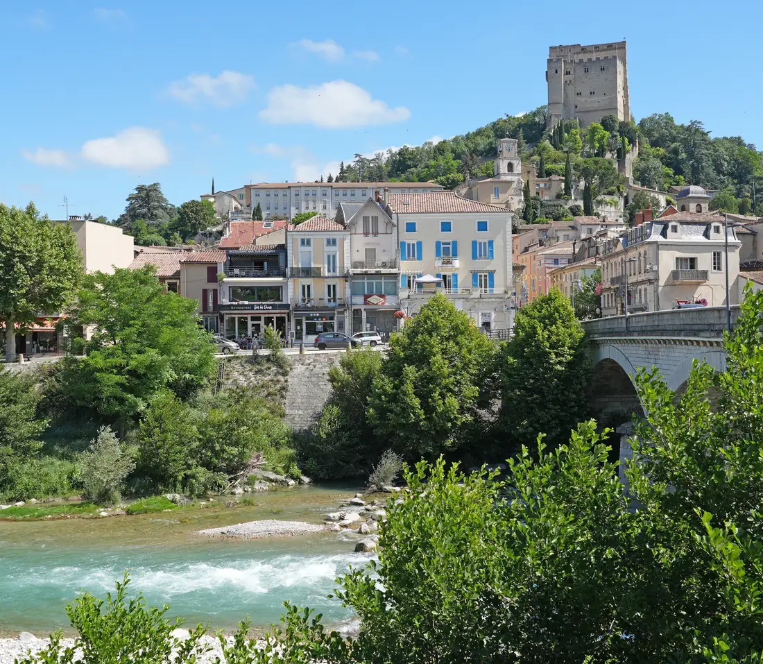 La Tour de Crest domine la vieille ville et la rivière Drôme