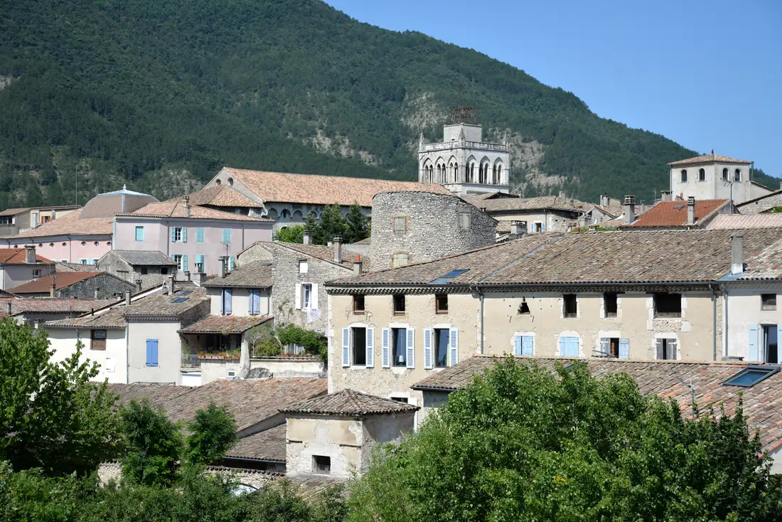 Les toits de Die et le clocher de la cathédrale, au pied de la montagne