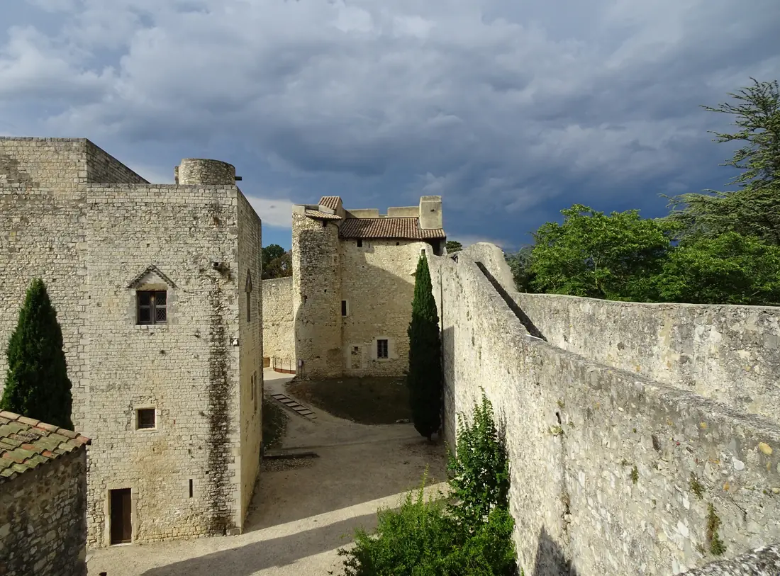 Les remparts et le logis du château des Adhémar, à Montélimar, sous un ciel chargé