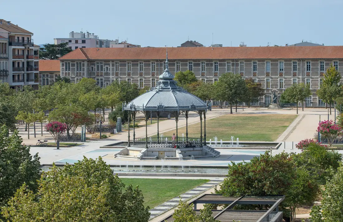 Le kiosque Peynet et les jardins du Champ de Mars à Valence, vus depuis la terrasse du musée